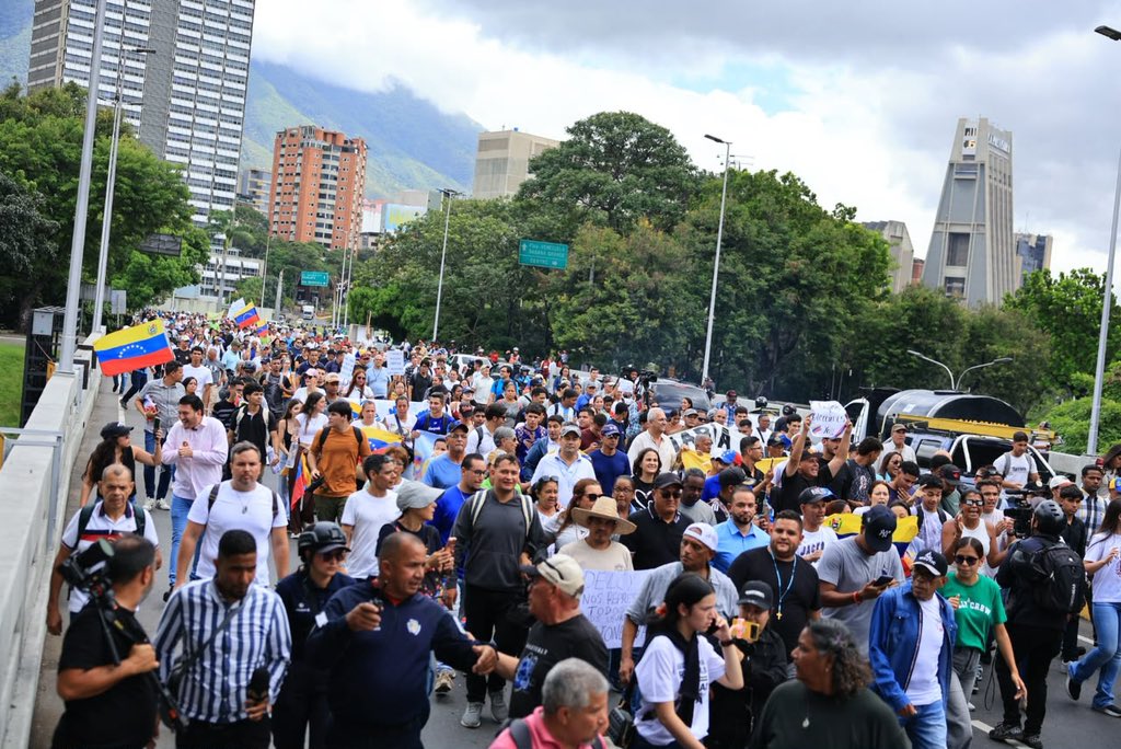 ConVzlaComando's tweet photo. #LaFoto | “María va a regresar, y que nadie lo dude” 

Ciudadanos venezolanos salen a la calle bajo el grito de “María, te estamos esperando”, exigiendo el regreso de la líder de todos los venezolanos y Premio Nobel de la Paz, @MariaCorinaYA https://t.co/Axdyzfd9o0