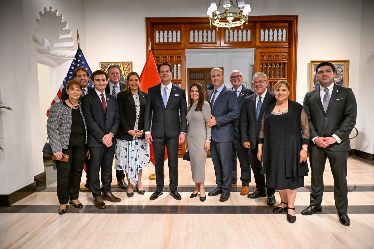 USAmbPeru's tweet photo. Les dije que íbamos a traer más negocios y acá estamos, con la @MiamiChamber construyendo junto a los empresarios peruanos. ¡Juntos más prósperos! https://t.co/owEaSNow1Y