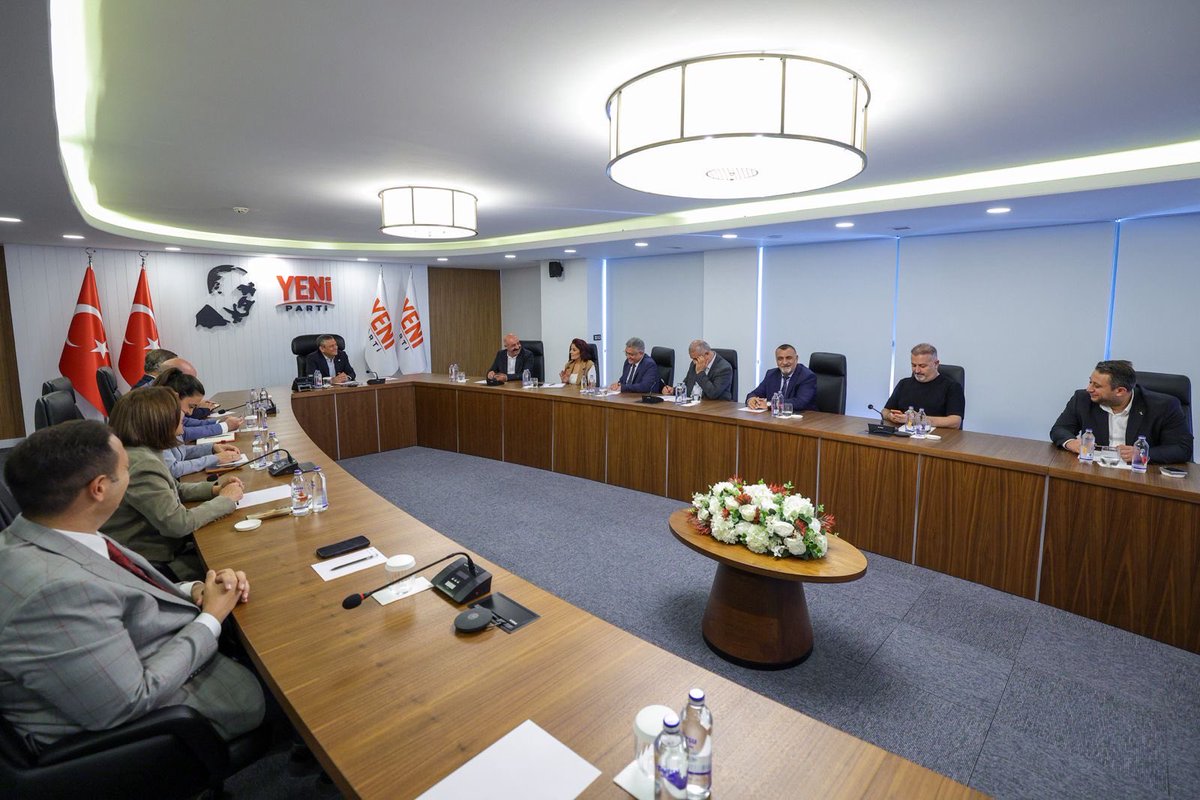 yenipartiyiz's tweet photo. Genel Başkanımız Özgür Özel, Genel Merkezimizde Alevi Bektaşi Federasyonu Genel Başkanı Mustafa Aslan, Hacı Bektaş Veli Anadolu Kültür Vakfı Genel Başkanı Ercan Geçmez, Pir Sultan Abdal Kültür Derneği Genel Başkanı Cuma Erçe ve Alevi Kültür Dernekleri Genel Başkanı Seher Şengünlü Yılmaz ile bir araya geldi.