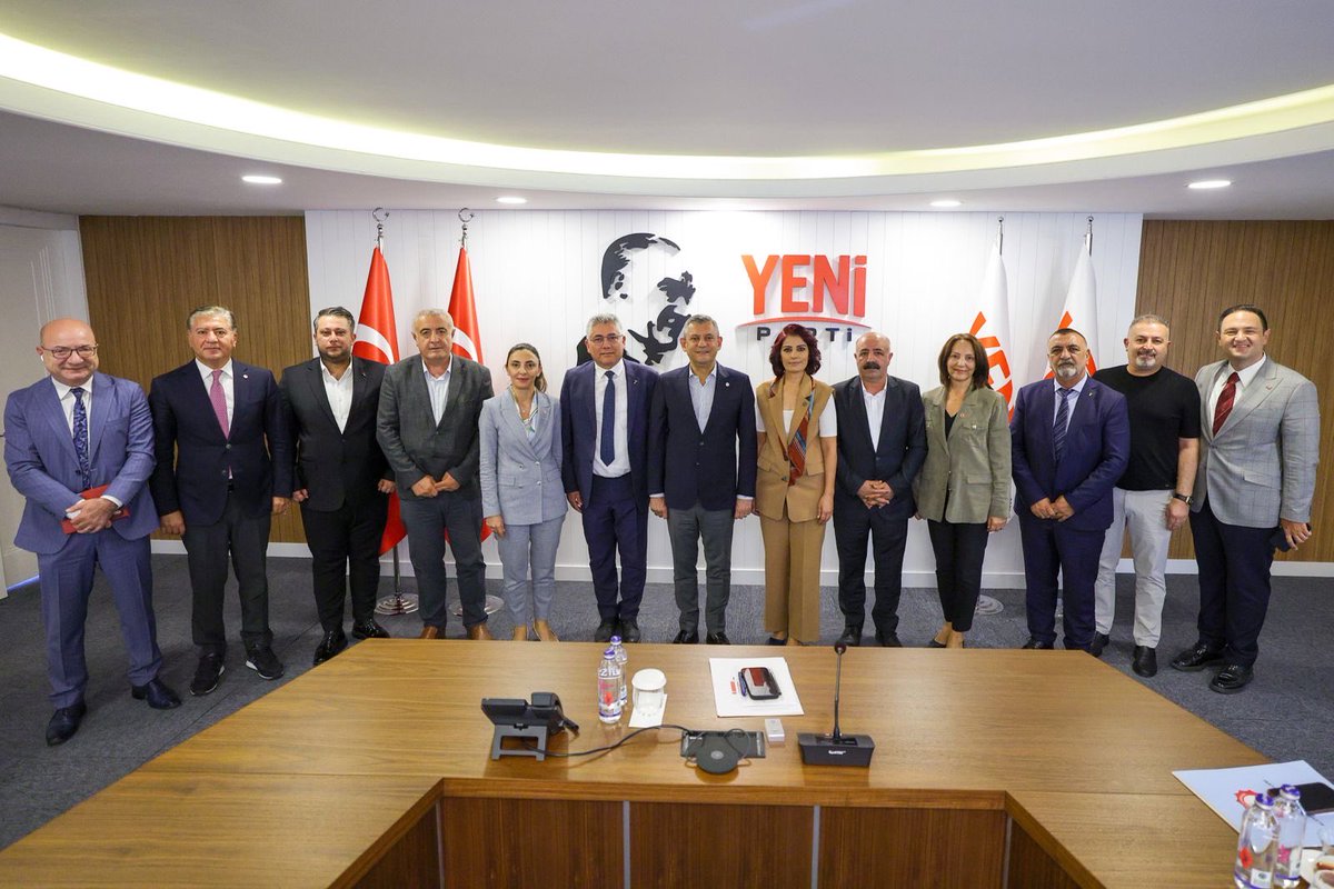 yenipartiyiz's tweet photo. Genel Başkanımız Özgür Özel, Genel Merkezimizde Alevi Bektaşi Federasyonu Genel Başkanı Mustafa Aslan, Hacı Bektaş Veli Anadolu Kültür Vakfı Genel Başkanı Ercan Geçmez, Pir Sultan Abdal Kültür Derneği Genel Başkanı Cuma Erçe ve Alevi Kültür Dernekleri Genel Başkanı Seher Şengünlü Yılmaz ile bir araya geldi.