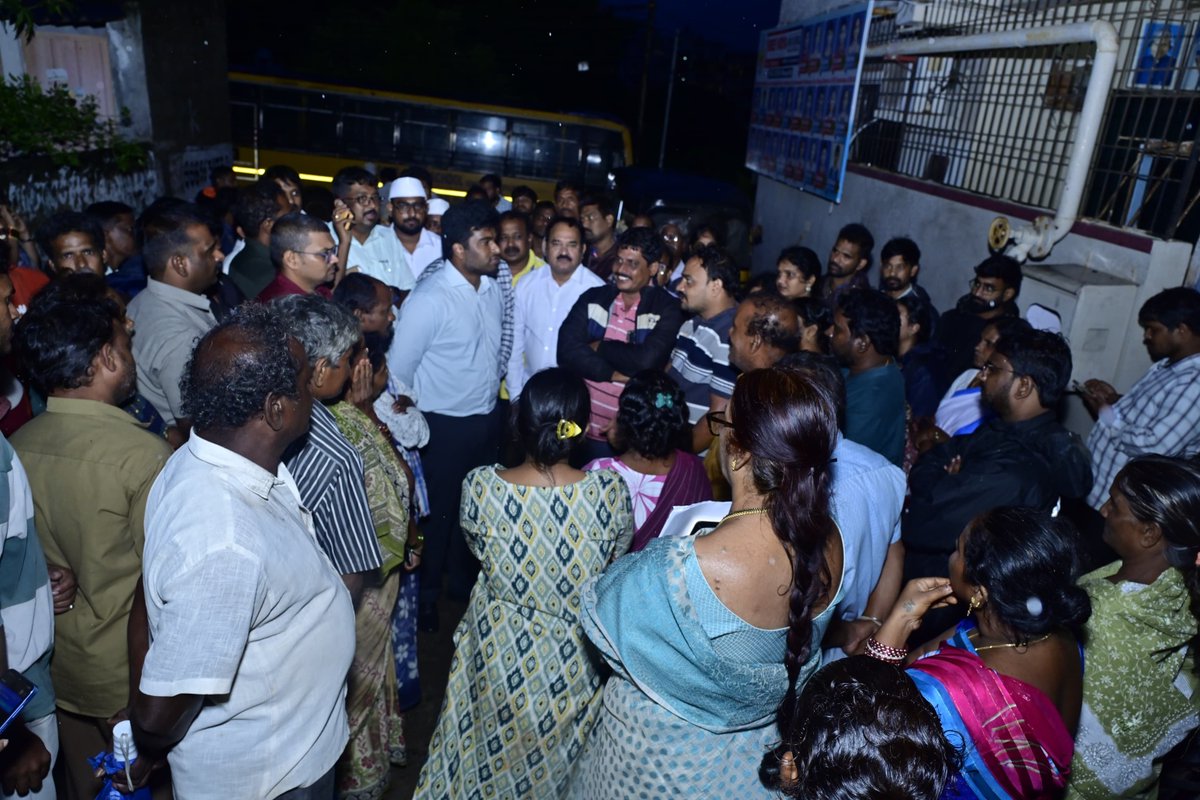DIPROVIZAG's tweet photo. *క్షేత్ర స్థాయి పర్యటనలో భాగంగా గురువారం సాయంత్రం కొమ్మాది కార్పెంటర్ కాలనీలో పర్యటించి సంబంధిత బాధితులతో మాట్లాడుతున్న జిల్లా కలెక్టర్ ఎం. అభిషిక్త్ కిశోర్* https://t.co/ddMCxGDtND