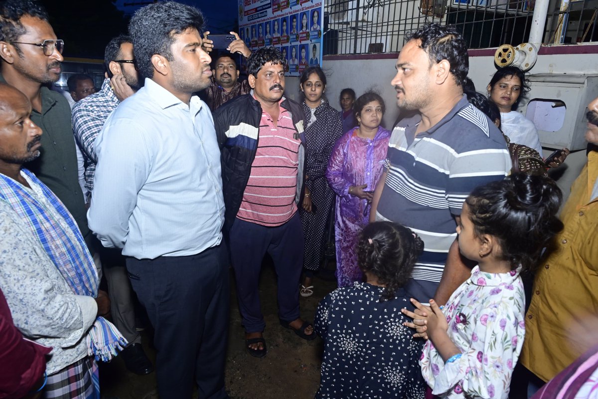 DIPROVIZAG's tweet photo. *క్షేత్ర స్థాయి పర్యటనలో భాగంగా గురువారం సాయంత్రం కొమ్మాది కార్పెంటర్ కాలనీలో పర్యటించి సంబంధిత బాధితులతో మాట్లాడుతున్న జిల్లా కలెక్టర్ ఎం. అభిషిక్త్ కిశోర్* https://t.co/ddMCxGDtND