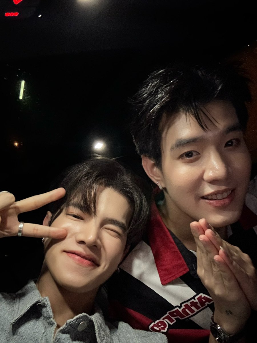 k_natheee's tweet photo. ✨ขอบคุณพี่ทุกคนมากนะค้าบบบ🤍 ที่มาหาพี่กันกับผม พาพี่กันมาขอบคุณด้วย พี่เค้าไม่ชอบลง555555 ขอบคุณจริงๆครับฝนตกก้ยังมาหากัน ดีใจมากๆๆๆครับที่ได้เจอกับทุกคน แค่เห็นพี่ๆๆมาหาก้มีกำลังใจทำงานละคั้บ ดูแลตัวเองดีๆๆๆๆจนกว่าจะได้เจอกันใหม่นะคั้บบบ 🐶👑 
#gungunhd #kaonatheephat https://t.co/IS2tSStan4