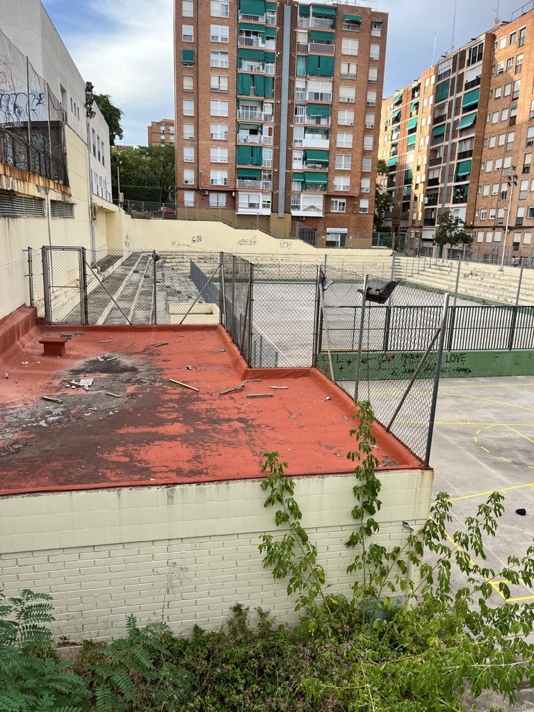 RojiblancosB's tweet photo. Holiiiii @AjBadalona !!!! quan acabeu d’arreglar la casa allà al centre que us quedi tot ben polit, a veure si us en recordeu del poliesportiu perquè els joves del barri puguin seguir amb les activitats , gràcies https://t.co/JqSTfQPOY4