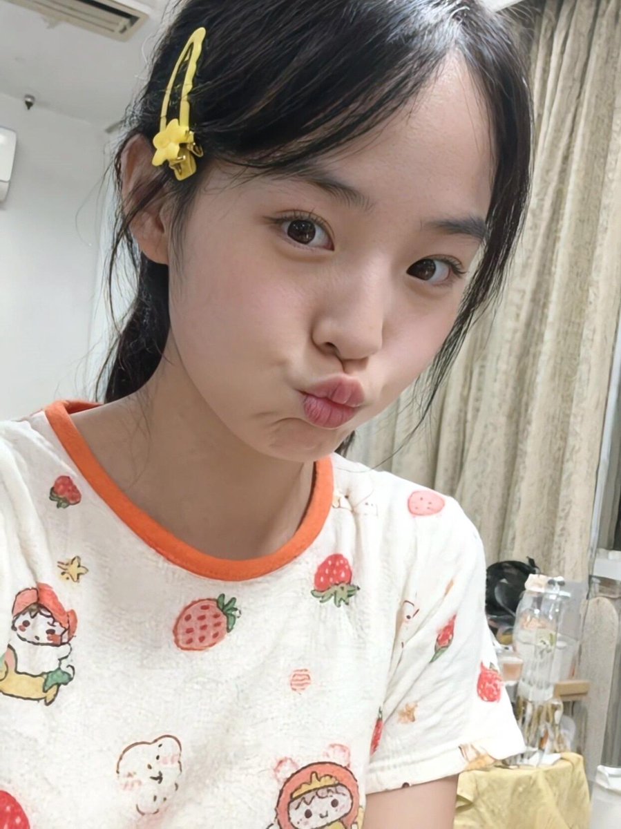 AlexanderWcy5u's tweet photo. 这个点还有真人吗？

有要来锐评我13岁的小福福嘛🥺                                                

心情不好来X发泄了   

真没有🚪  流言00我真 https://t.co/WwqUSz1z6i