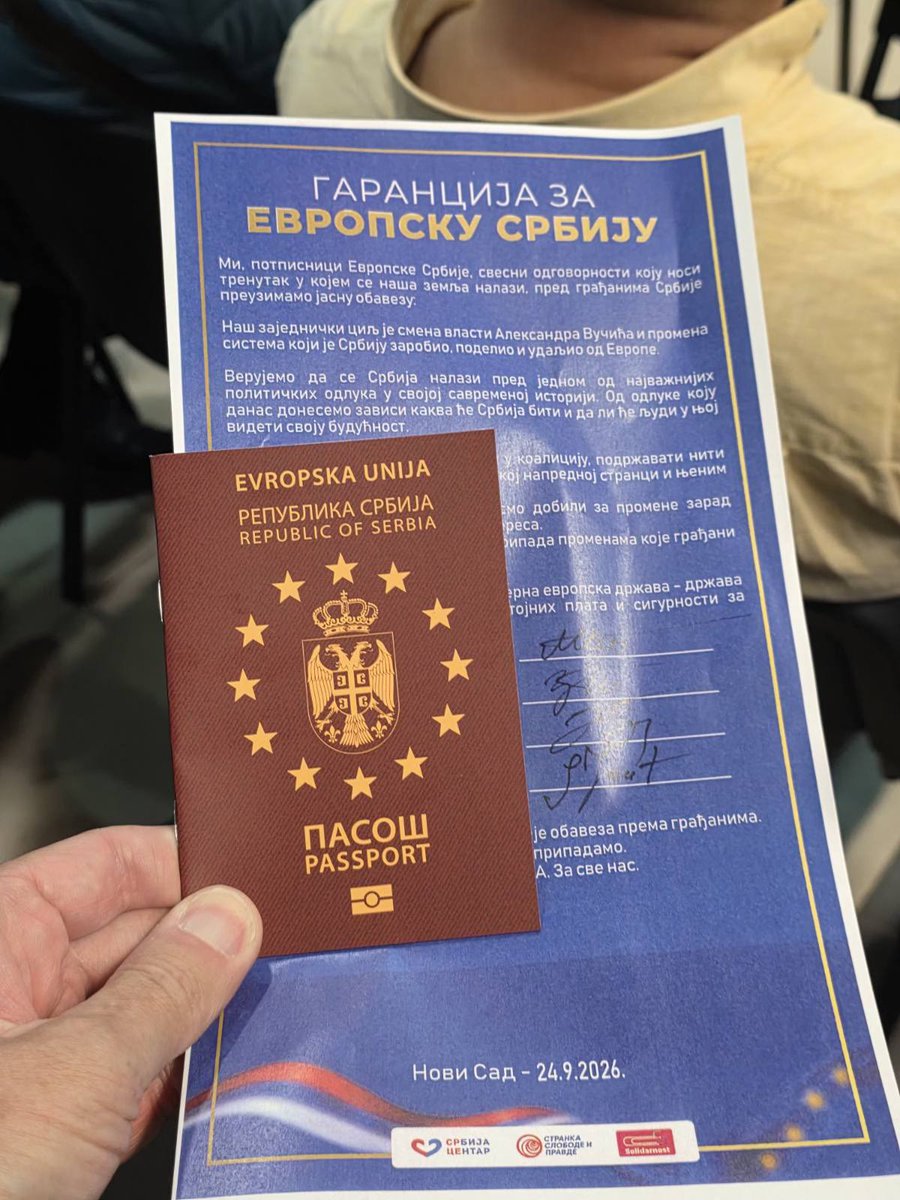 SspNbg's tweet photo. Danas je u Novom Sadu potpisana Deklaracija o Evropskoj Srbiji. 🇷🇸🇪🇺

GARANCIJA ZA EVROPSKU SRBIJU.

Samo zajedno možemo da napravimo promenu. Udruženi oko Srbije slobode, dostojanstva i evropske budućnosti ✊ https://t.co/fOMihGBAPu