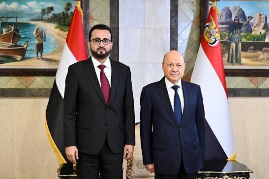 alialabbasi004's tweet photo. عن أي وحدة تتحدثون؟ ومع مَن؟!
حسابات واقعية وأرقام لا تكذب:
5 فرق (تضم 25 لواءً) تابعة لعثمان مجلي، تفصلها عن صعدة 25 كيلومتراً فقط!
15 لواءً مع رداد الهاشمي والغنيمي.
50 لواءً مع صغير بن عزيز في مأرب.
25 لواءً مع الطوارئ اليمنية.
كل هذه التشكيلات والأعداد العسكرية الضخمة يقابلها "جيش من الدجاج" يقف موقف المتفرج، بينما #القوات_الجنوبية تخوض المعارك وتحمي الثغور وتدفع الثمن لوحدها في الميدان!
ثم يأتي وزير الخدمة المدنية ليعلن إجازة بمناسبة 26 سبتمبر!
عن أي أعياد تحتفلون بها؟ من يريد أن يحتفل بهذه المناسبات، فالطريق أمامه واضح: اذهبوا وحرروا بلادكم واحتفلوا بين أهليكم في عاصمتكم صنعاء!
لقد كنت يوماً من أشد المؤمنين بالوحدة، حتى إنني نقشت العلم الجمهوري في ديواني محبةً ووفاء، أما اليوم وأمام هذا الخذلان والواقع الأليم، أتبرأ من هذه الوحدة ومن كل ما يربطنا بمن غدروا بها وجعلوا منها شماعة للهروب من معاركهم.
الواقع أثبت من يقاتل بشرف ومن يتاجر بالشعارات!
بقلم القيادي بالمقاومة الجنوبية في أبين: محمد العنبوري 
#خيانات_حزب_الاصلاح