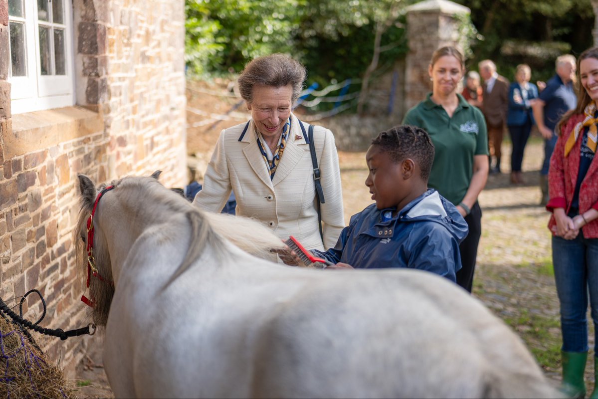 RoyalFamily's tweet photo. 🌾The Princess Royal has celebrated fifty years of Farms for City Children.

🧑‍🌾 Founded by Sir Michael Morpurgo and Lady Clare Morpugo, the charity has welcomed more than 108,000 children and young people to its farms for immersive residential experiences that enable children from cities, particularly those experiencing inequality, to spend a week living and learning on working farms.

🚜At Nethercott House, Her Royal Highness met visiting children and teachers from John Donne Primary School as they groomed farm animals and tended to produce.