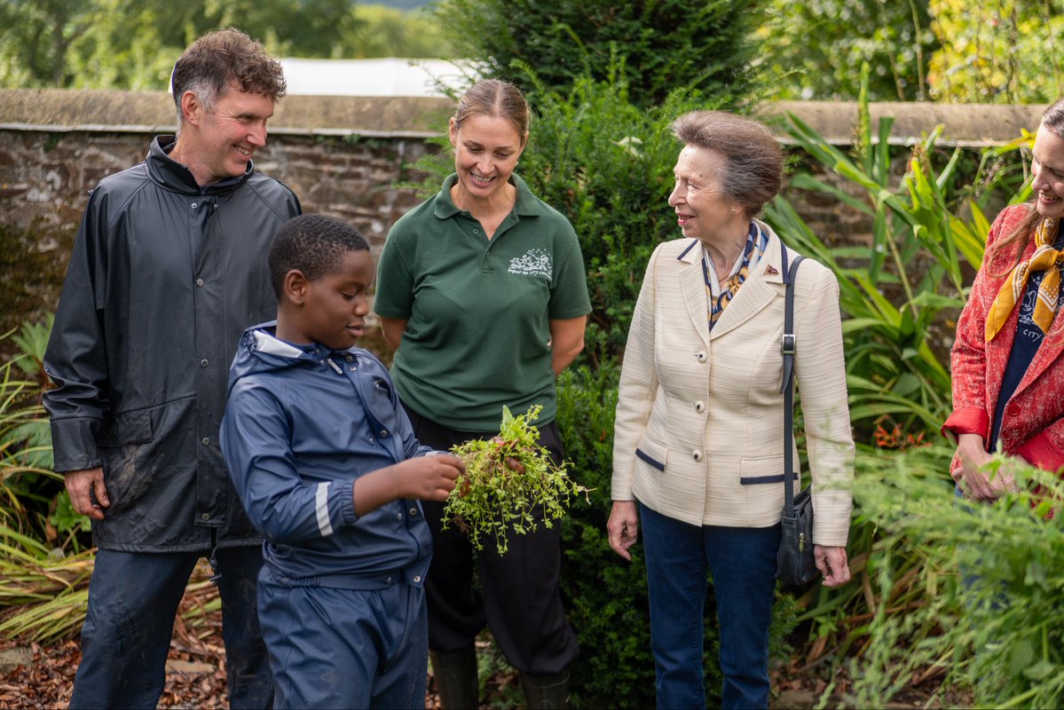 RoyalFamily's tweet photo. 🌾The Princess Royal has celebrated fifty years of Farms for City Children.

🧑‍🌾 Founded by Sir Michael Morpurgo and Lady Clare Morpugo, the charity has welcomed more than 108,000 children and young people to its farms for immersive residential experiences that enable children from cities, particularly those experiencing inequality, to spend a week living and learning on working farms.

🚜At Nethercott House, Her Royal Highness met visiting children and teachers from John Donne Primary School as they groomed farm animals and tended to produce.