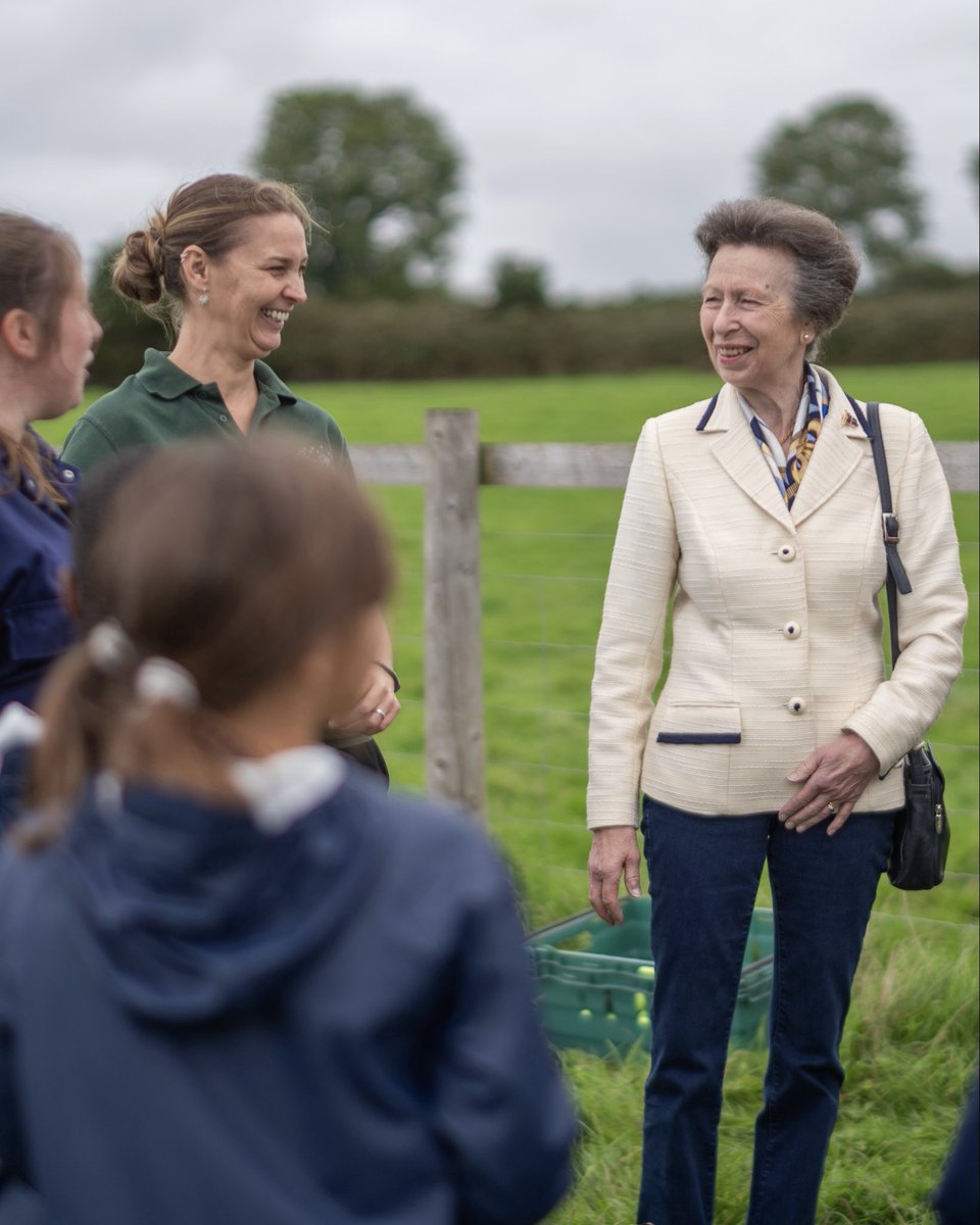 RoyalFamily's tweet photo. 🌾The Princess Royal has celebrated fifty years of Farms for City Children.

🧑‍🌾 Founded by Sir Michael Morpurgo and Lady Clare Morpugo, the charity has welcomed more than 108,000 children and young people to its farms for immersive residential experiences that enable children from cities, particularly those experiencing inequality, to spend a week living and learning on working farms.

🚜At Nethercott House, Her Royal Highness met visiting children and teachers from John Donne Primary School as they groomed farm animals and tended to produce.
