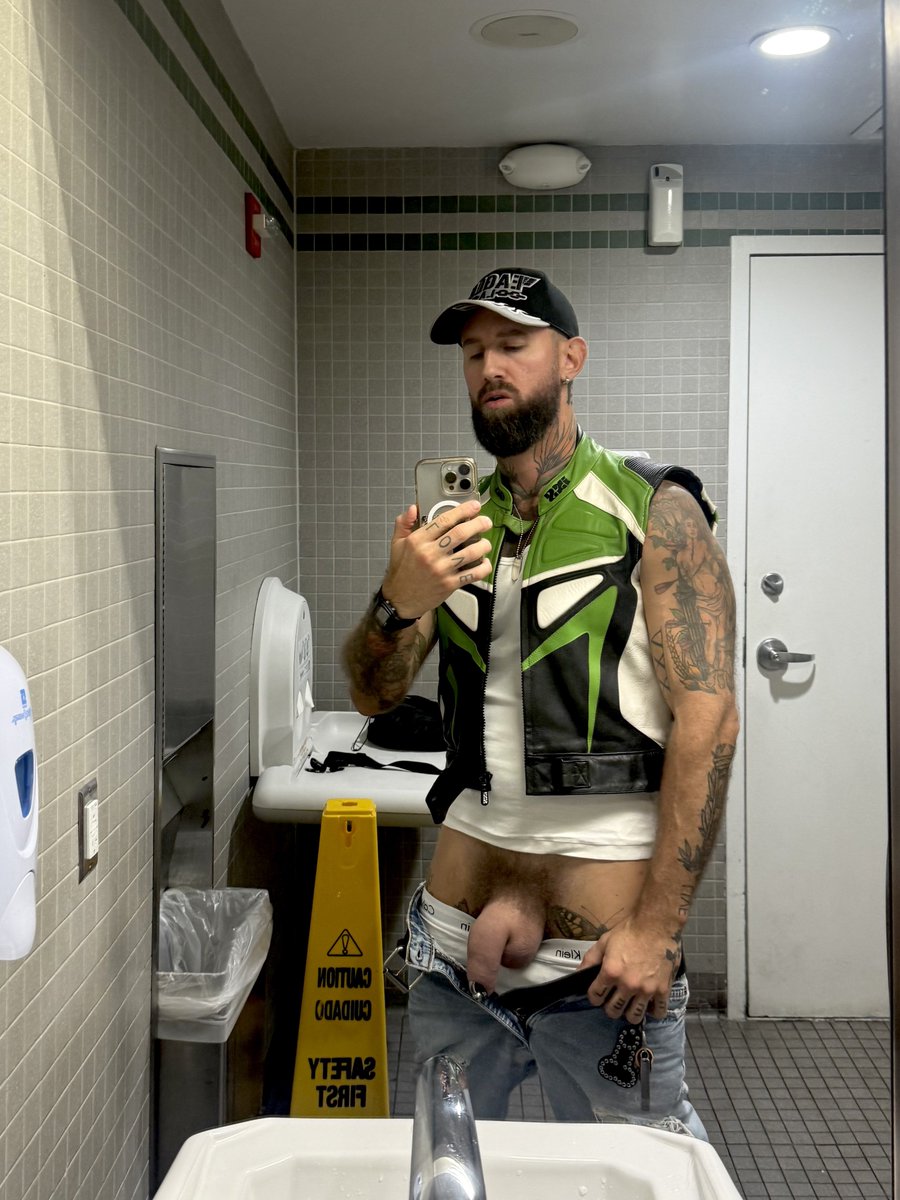 justcantstahp's tweet photo. Thick uncut public bathroom cock https://t.co/0Sc1tIZ7Zz