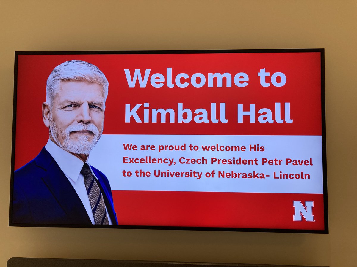 DanielKraus1998's tweet photo. Jsme na University of Nebraska v Lincolnu. Kampus je tu nádherný, mají tu i obrovský fotbalový stadion, prostě typická Amerika. 🏈

Za chvilku tu začíná debata studentů univerzity s prezidentem Pavlem. Spoustu z nich se tu učí česky, pár jsem jich tu na chvilku chytil, aby mi něco zkusili říct. 🍻