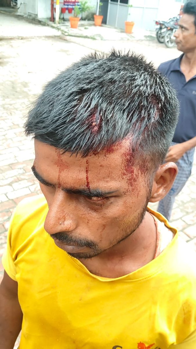 Ramveer22's tweet photo. उक्त घटना 17/08/2026 की है मेरे घर के पड़ोस मे जयप्रकाश पुत्र रामसिंह का घर है। जो जो मेरे प्लाट के आगे अपनी भैसे बांधता  है। और गाली गलौच करता है। और मेरे घर पर हमला कर दिया मेरे आँखों मे मिर्च डाल दिया और आज तक मेरी रिपोर्ट दर्ज नहीं हुई है। @dgpup @Uppolice  @sambhalpolice https://t.co/WmqsvnkHDc