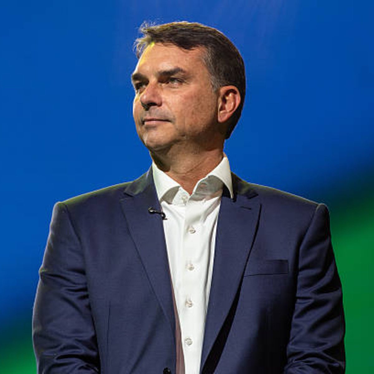 bralternativo_'s tweet photo. 🇧🇷💰 Flávio Bolsonaro afirmou que, se eleito, proibirá os cassinos online, incluindo os conhecidos “jogos do tigrinho”. Ele sinalizou, no entanto, que deve MANTER as apostas esportivas de quota fixa, as bets, por terem mais controle.

“Sou contra jogos, de qualquer forma, mas aposta em jogos reais, no jogo de futebol, no jogo de vôlei, no jogo de tênis, você tem alguma forma de controle. Temos a Mega Sena, tem um monte de jogos que são legalizados. O problema é o cassino online”, disse.