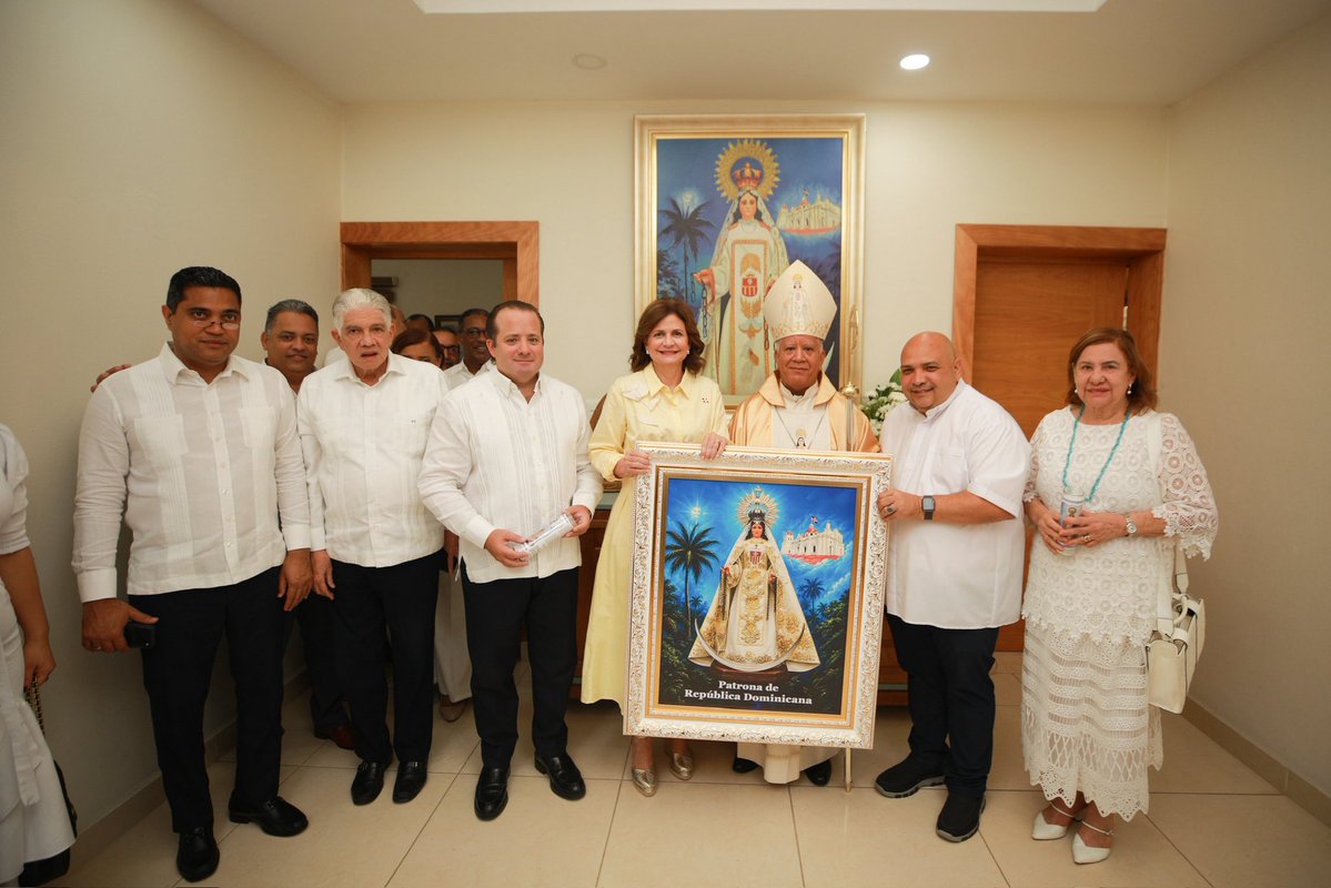 RaquelPenaVice's tweet photo. En el Santo Cerro tuve la oportunidad de compartir con monseñor Andrés Napoleón Romero Cárdenas, con quien conversé sobre el significado de la celebración de Nuestra Señora de las Mercedes para la fe del pueblo dominicano. Agradezco su acogida y la cercanía con la que acompaña a la comunidad de La Vega. 🙏🏼