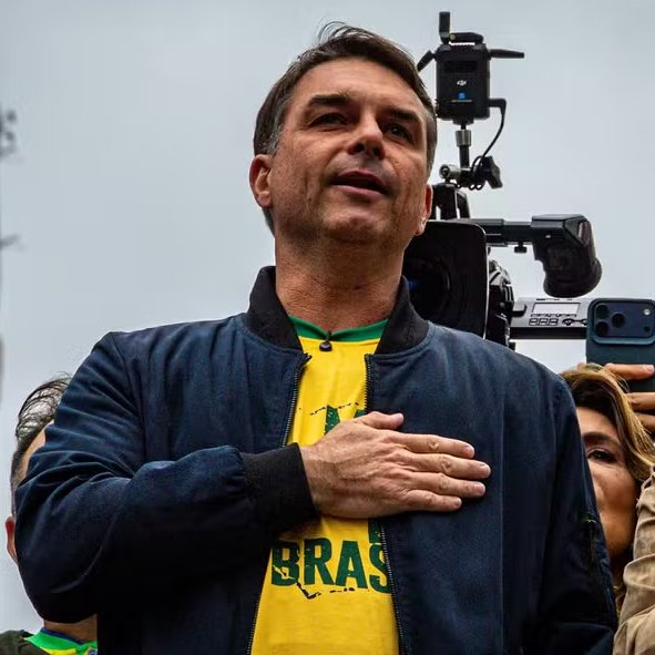 republiqueBRA's tweet photo. 🚨 📞 EITA! Flávio Bolsonaro tentou ligar para Daniel Vorcaro nos quatro dias que antecederam a primeira prisão do banqueiro, em 17 de novembro de 2025; ele enviou mensagens, fez chamadas não atendidas e pediu que Vorcaro desse “uma luz”. https://t.co/Z0Z3zDt7Og