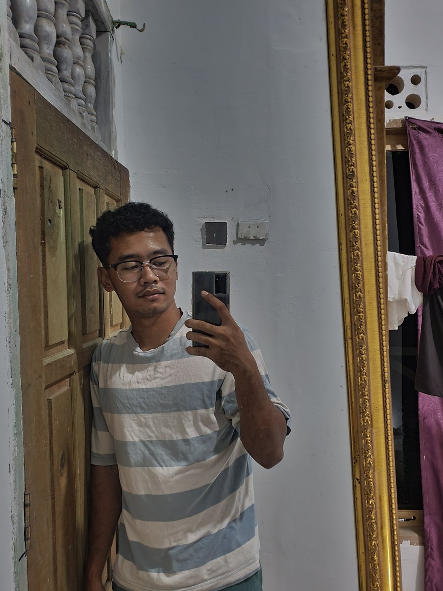 Kazann1512's tweet photo. Wajar ga untuk cemburu kalo liat foto cewe sendiri disukai dan dikomenin bnyk cowo? https://t.co/7ydips3jXp