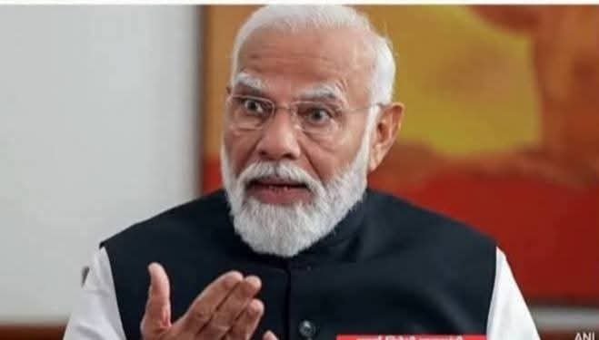 janardanmis's tweet photo. कहते हैं कि एक गलत निर्णय आपकी हजार अच्छाइयों को भुला देता है । 

ऐसा ही मोदी जी के साथ हो रहा है ... UGC बिल ने ही मोदी जी और अमित शाह जी की राजनीतिक पारी को अंधकार की ओर धकेल दिया है ।

जिन सवर्णों ने "हर हर मोदी ... घर घर मोदी " का नारा दिया था...आज वही मोदी के कट्टर समर्थक लोग मोदी के ख़िलाफ़ खड़े हैं .... कारण है UGC ।

मुझे ये समझ नहीं आ रहा कि आखिर इस UGC बिल की क्या जरूरत थी ???
न इसे Obc/sc ने मांगा न किसी सवर्ण ने पहल की ।
फ़िर क्या जरूरत थी इस बिल पर चर्चा करने की ??
क्या जरूरत थी भाजपा के कोर वोटर को छेड़ने की ??

क्या शाह की यूपी से योगी जी को निपटाने की योजना थी ???
यह प्रश्न भी अपनी जगह जायज़ प्रतीत होता है ।

वीपी सिंह की तरह ही मोदी जी की भी राजनीतिक पारी का दुःखद अंत दिखाई दे रहा है ।

पिछले 9 वर्षों से दिल्ली और लखनऊ में वर्चस्व की लड़ाई में योगी जी अब मजबूत स्तम्भ बनकर उभरे हैं ।

अमित शाह जी की महत्वाकांक्षा ने मोदी जी को भी कहीं का नहीं छोड़ा ।

देश की जनता अब खुलकर योगी जी के समर्थन में खड़ी होने लगी है ।

इसमें कोई संशय नहीं कि अगर भाजपा योगी जी के नाम को आगे करके 2027 या 2029 कोई भी चुनाव लड़ेगी ... प्रचंड बहुमत से सरकार बनाएगी ।

अब मोदी युग का सूर्य ढलान की ओर है और योगी युग की प्रचण्ड शुरुआत हो चुकी है ।

जो कभी आडवाणी जी के साथ हुआ था ... वही मोदी जी के साथ भी होगा । 
यह समय चक्र है किसी को नहीं छोड़ता ।
