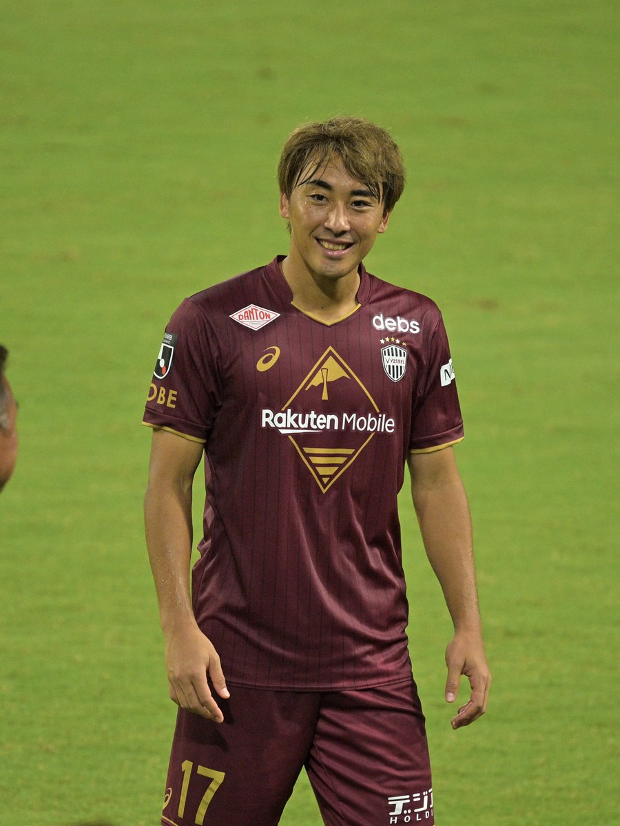 aayk_14's tweet photo. 次々
七聖はこのあと鳥栖ゴール裏にジエゴとご挨拶に行きました
櫻井くんのゴール裏ご挨拶といではるは、もうカメラ仕舞ってたので慣れないiPhoneで撮ったらギザギザでiPhoneの練習もしないとと思いました https://t.co/dxRgSHQmGL