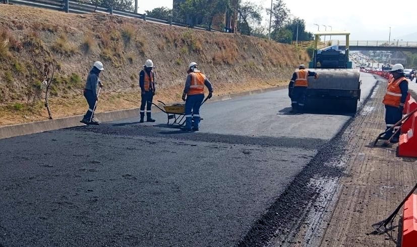 ObrasQuito's tweet photo. ✅#MantenimientoVial | Hoy continuamos con la colocación de nueva carpeta asfáltica en la #RutaViva, en el tramo comprendido entre el intercambiador de Tumbaco y La Cerámica, en sentido Puembo–Quito.

🚗 Durante los trabajos se mantiene habilitado un carril de circulación

🙏Conduce con precaución y respeta la señalización instalada en la zona