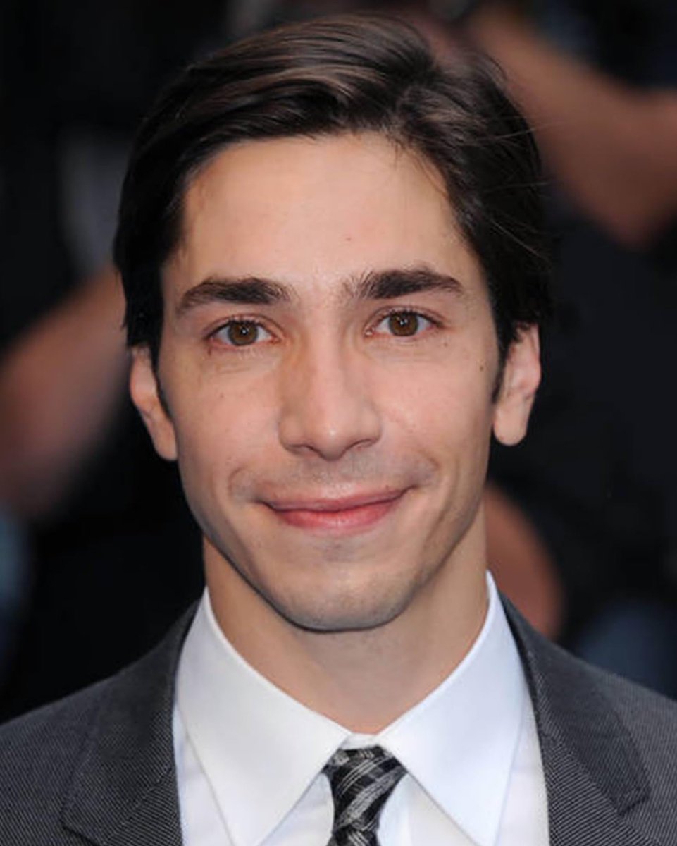 creepydotorg's tweet photo. In 2008, 30-year-old actor Justin Long went out for drinks at a bar while filming a movie in Michigan.

He ended the night jumping out of a moving car to save his life.

At the bar, two local men recognized him and invited him to a casino. On the way, they stopped at their condo and pressured him to smoke what he thought was marijuana from a bong.

He said it tasted like chemicals. Almost immediately, his mind stopped working. He later suspected it was laced with PCP.

The men hadn't smoked any of it.

Justin begged to be taken back to his hotel. The men agreed, but once he was in the car, they said they had one more stop to make.

They talked about filming him high and selling the footage to TMZ. They kept asking how much cash he was carrying.

Justin was so disoriented that he could not figure out how to use his phone. But he could see the car was heading in the wrong direction.

Then it drove straight past his hotel and ran a red light. Justin opened the door and jumped. He rolled under the car, and it ran over his leg.

He got away, but the injury left him with permanent nerve damage. He never called the police.
