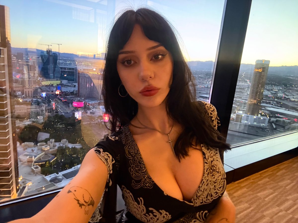 eternityofthis's tweet photo. vegas baby https://t.co/lDoNW3v5x3