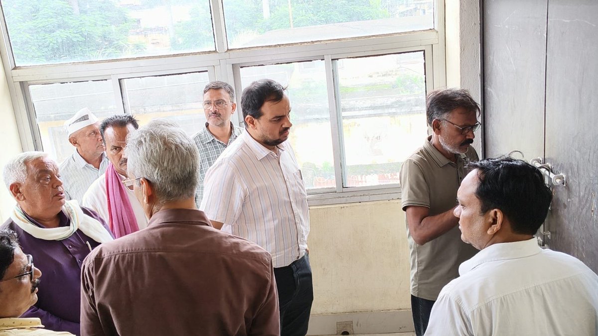 AdminGhazipur's tweet photo. ईवीएम गोदाम का निरीक्षण किया गया। मान्यता प्राप्त राजनीतिक दलों के प्रतिनिधियों की उपस्थिति में एफ.एल.सी. तैयारियों, सुरक्षा व्यवस्था व सीसीटीवी की समीक्षा की गई। 

#Ghazipur #EVM #Election2027 @UPGovt @CMOfficeUP @ECISVEEP https://t.co/B6fvZP44ik