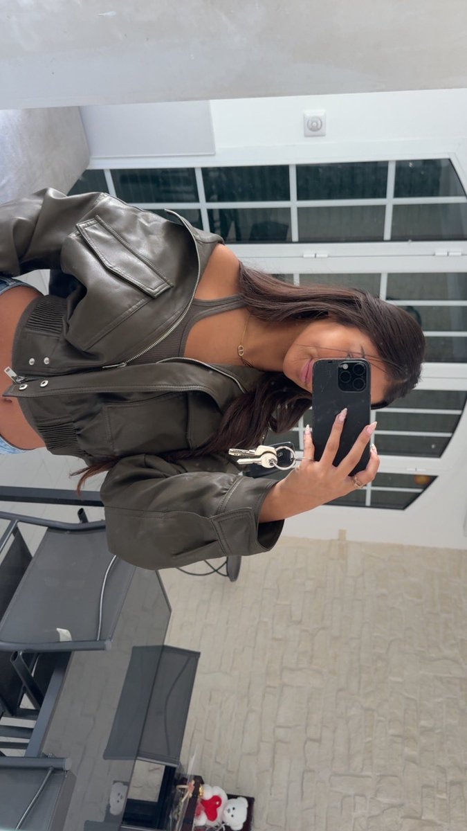 ybkteee's tweet photo. Angelina sait ce qu’elle fait avec ses gros seins https://t.co/jOzqiiSR78