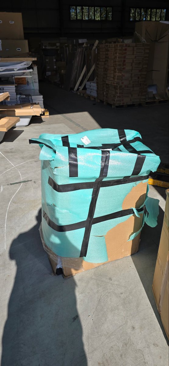 GaryNevilleApp's tweet photo. Arrived in this condition and my claim rejected because of “unsuitable packaging” despite this being the same packaging used by the original courier to deliver in perfect condition. @UPS_UK why can’t you deliver packages as carefully as other couriers? https://t.co/wuAUOkZEYn