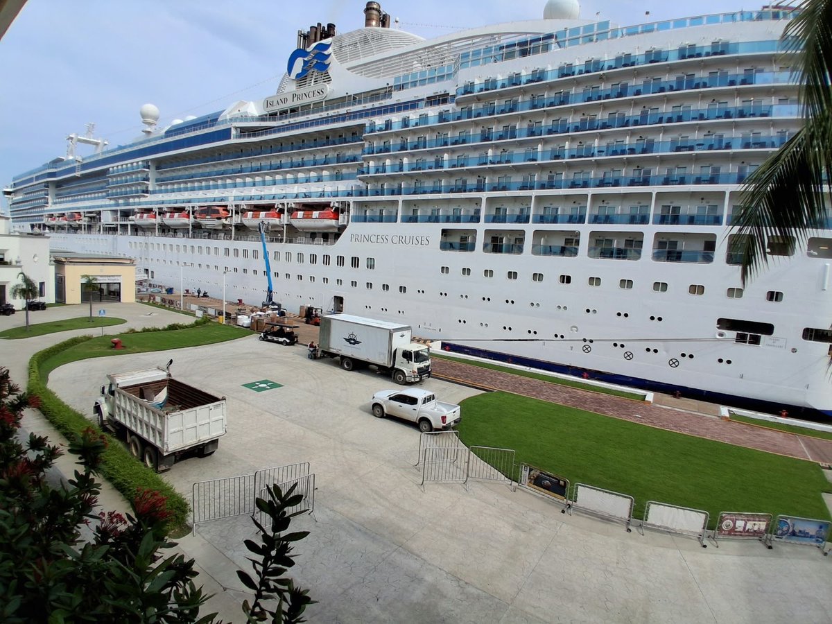 reportediariopv's tweet photo. Atraca en el puerto el Island Princess
Luego de aplazar su llegada debido a las condiciones meteorológicas generadas por el huracán Polo
Leer nota: https://t.co/l5Qdjpnzx8
Redacción: César Langarica
#Hoy #PuertoVallarta #Arribo #IslandPrincess #Embarcacion https://t.co/RnsEoifLOr