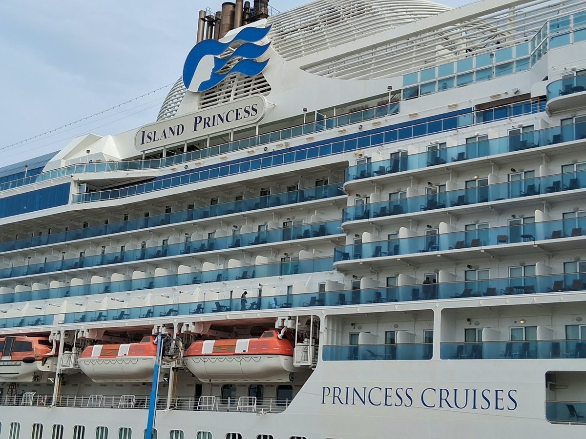 reportediariopv's tweet photo. Atraca en el puerto el Island Princess
Luego de aplazar su llegada debido a las condiciones meteorológicas generadas por el huracán Polo
Leer nota: https://t.co/l5Qdjpnzx8
Redacción: César Langarica
#Hoy #PuertoVallarta #Arribo #IslandPrincess #Embarcacion https://t.co/RnsEoifLOr