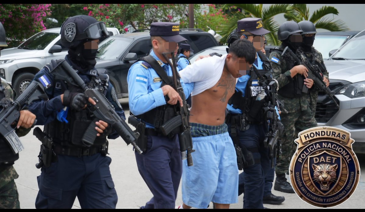 HNDaet's tweet photo. #DEIMPACTO🚨

#DAET asesta duro golpe a la Pandilla 18 tras la captura de dos peligrosos cabecillas en el Valle de Sula acusados de Asociación Terrorista

La intervención conjunta permitió el decomiso de fusiles de asalto, municiones y dosis de droga en Chamelecón y La Lima. https://t.co/LRY6dazT2Z