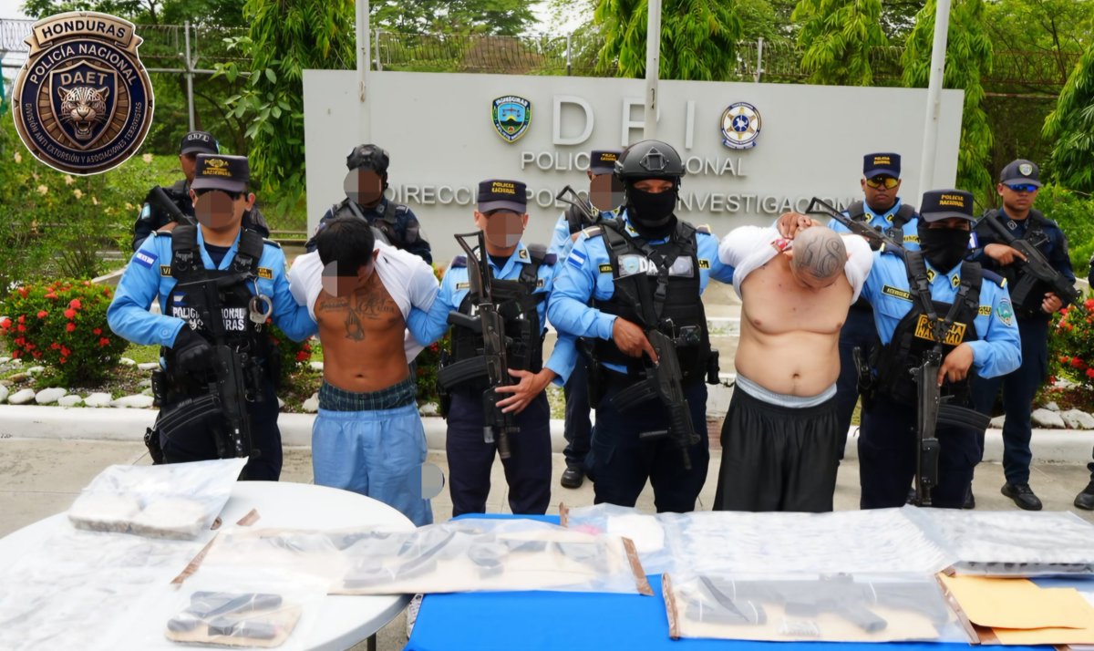 HNDaet's tweet photo. #DEIMPACTO🚨

#DAET asesta duro golpe a la Pandilla 18 tras la captura de dos peligrosos cabecillas en el Valle de Sula acusados de Asociación Terrorista

La intervención conjunta permitió el decomiso de fusiles de asalto, municiones y dosis de droga en Chamelecón y La Lima. https://t.co/LRY6dazT2Z