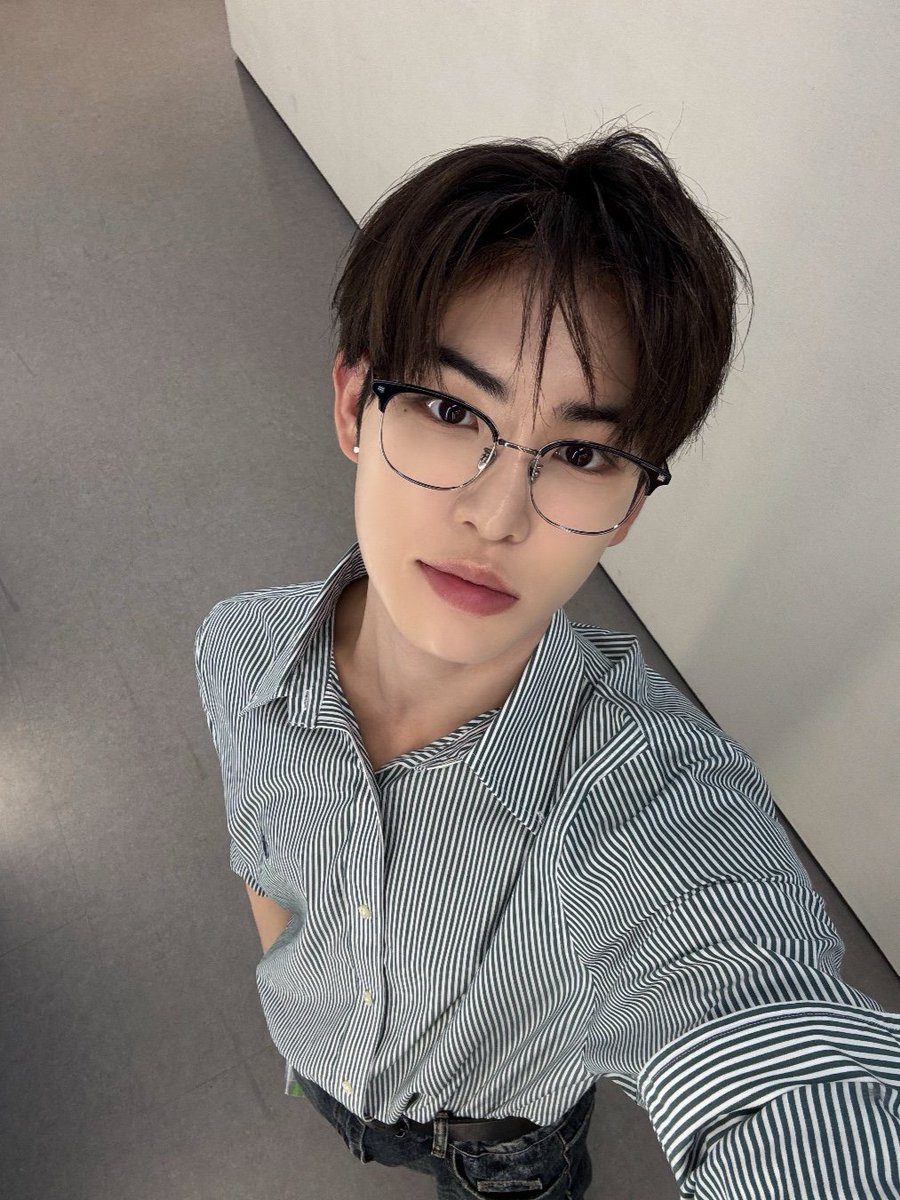 Bimongzzz's tweet photo. 아 나 안경콤잇다고 제발
사귀어 줄 것도 아니면서 유혹하지마 https://t.co/8on2ZUViVA