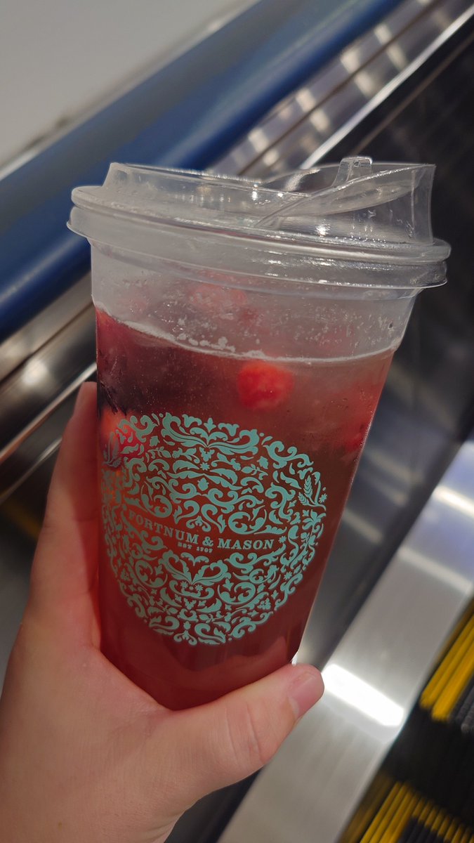 akaskb's tweet photo. 東京駅のフォートナム&amp;メイソンで季節限定のフルーツティー飲んだけど美味しかったです https://t.co/W2T23YUyj6