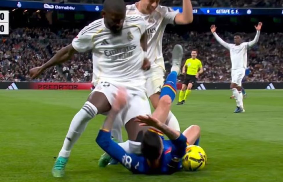 chirulo41's tweet photo. @Paul_Tenorio Los datos en imágenes 
Tu,yo,el resto del mundo lleguemos a ver un penalti d un jugador (James)a su propio compañero (Modric) algo insólito y en tiempos de Negreira
Lo demás te lo dejo x aquí y me voy
Deja de llorar que ya eres mayorcito
X cierto,no le echaron roja al graciosillo https://t.co/Sl14ZDpJZQ