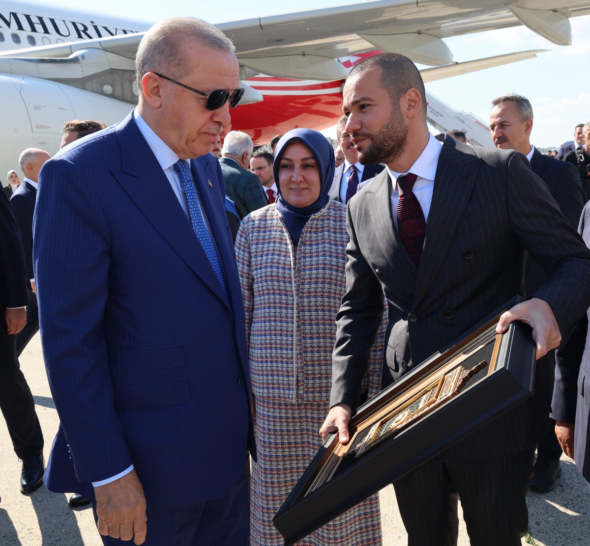 eteemre's tweet photo. Cumhurbaşkanımız Sayın Recep Tayyip Erdoğan’ı Birleşmiş Milletler 81. Genel Kurulu dönüşünde karşıladık.

Sayın Cumhurbaşkanımızın BM kürsüsünden Gazze, Filistin ve adalet bekleyen mazlumlar için verdiği güçlü mesajların hayırlı neticelere vesile olmasını diliyorum. Bu ziyaretin ülkemiz, milletimiz ve ümmetimiz için hayırlı kapılar açmasını temenni ediyorum.

Ülkemize hoş geldiniz Sayın Cumhurbaşkanım.🇹🇷