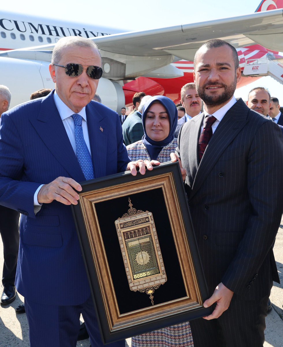 eteemre's tweet photo. Cumhurbaşkanımız Sayın Recep Tayyip Erdoğan’ı Birleşmiş Milletler 81. Genel Kurulu dönüşünde karşıladık.

Sayın Cumhurbaşkanımızın BM kürsüsünden Gazze, Filistin ve adalet bekleyen mazlumlar için verdiği güçlü mesajların hayırlı neticelere vesile olmasını diliyorum. Bu ziyaretin ülkemiz, milletimiz ve ümmetimiz için hayırlı kapılar açmasını temenni ediyorum.

Ülkemize hoş geldiniz Sayın Cumhurbaşkanım.🇹🇷