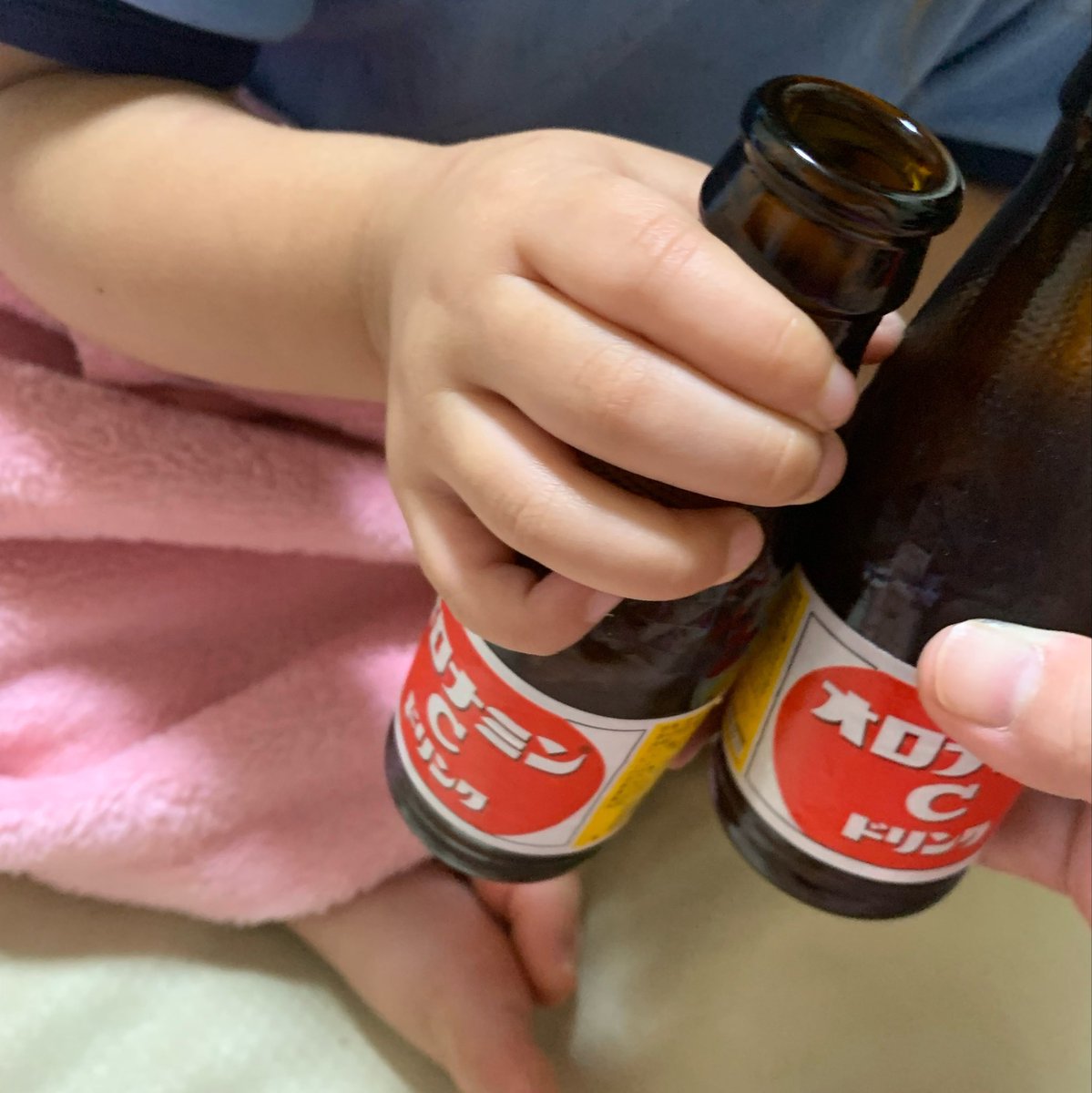 AYUMI__05's tweet photo. 娘氏がまた1つ乾杯🍻を覚えたよ♡ https://t.co/Jy7jLwj6iV