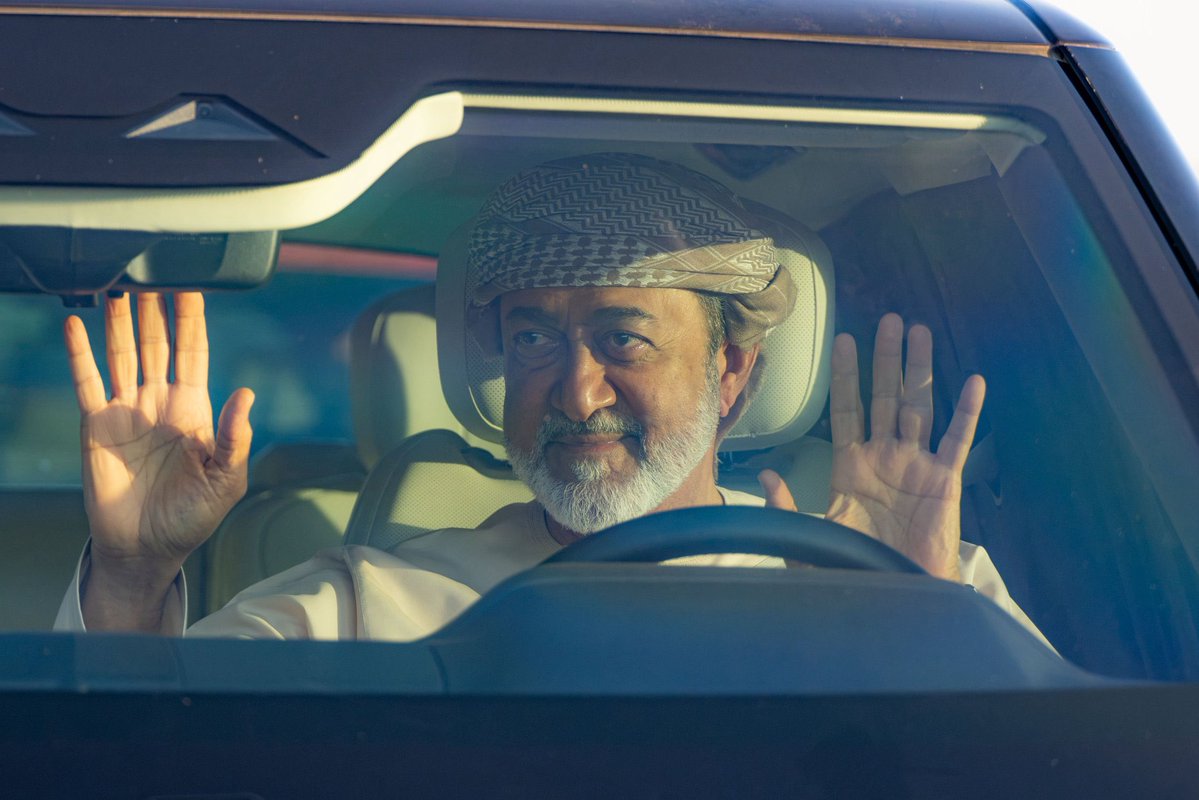 OsamaSalehD's tweet photo. رفع كفّيه من خلف الزجاج، فوصل تواضعه إلى القلوب بلا حواجز. تحيةٌ عابرة في لحظتها، باقيةٌ في ذاكرة #عُمان. حفظ الله #السلطان_هيثم_بن_طارق https://t.co/B2b6JQSB7U