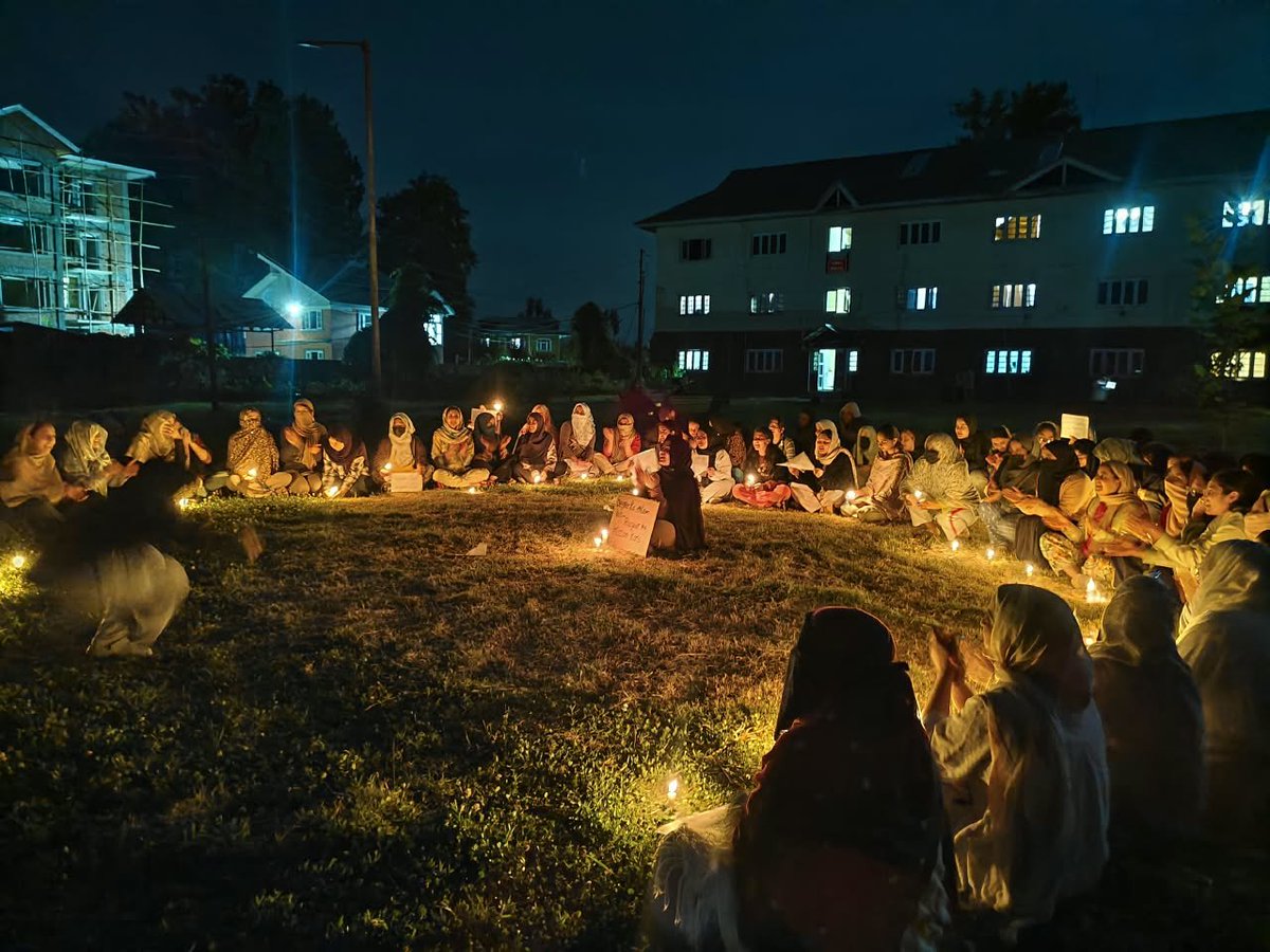 Junaidbhatphot2's tweet photo. Candle light protest held by unemployed agri-graduates at wadura against SRO-433 and SRO-442. https://t.co/DGaOUUR4xp