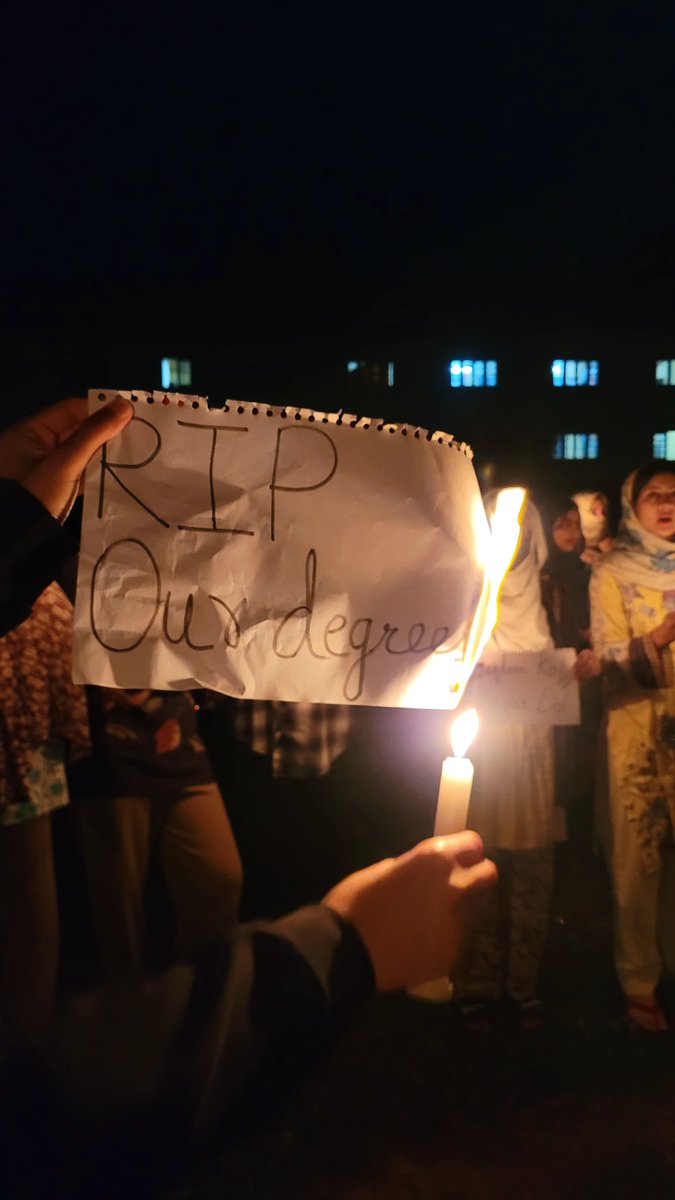 Junaidbhatphot2's tweet photo. Candle light protest held by unemployed agri-graduates at wadura against SRO-433 and SRO-442. https://t.co/DGaOUUR4xp