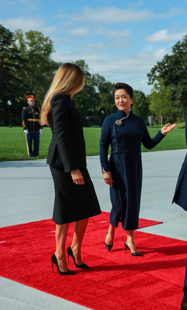 SUBRATA30016572's tweet photo. Two beautiful First Lady 🇺🇸Melania Trump and 🇨🇳Peng Liyuan to the White House this morning!! Drop a❤ for them!! https://t.co/ataJOt89xL