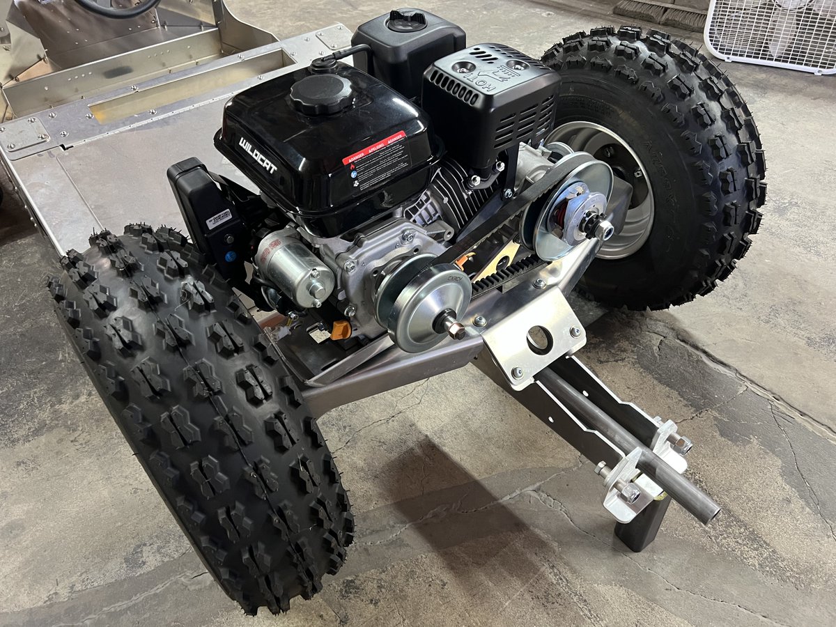 AgitatedPancake's tweet photo. @Michaelkornuta Common Honda clone, this one is 223cc with a CVT and reversable gearbox https://t.co/mtiR2UwcSD