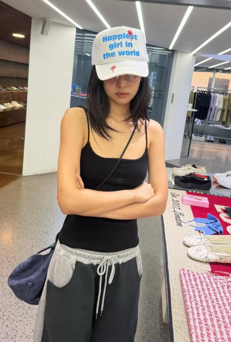khiacultss's tweet photo. THE CAP                             THE CAPTION https://t.co/NQgRDCwsbL