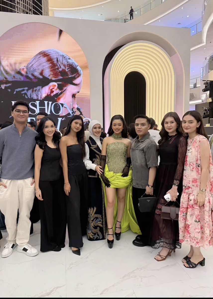 sukagabutgt's tweet photo. ini dia support system aqeela calista yang best best besttt bgt🥺💚💚💚💚 https://t.co/ZbuuN0jYmW