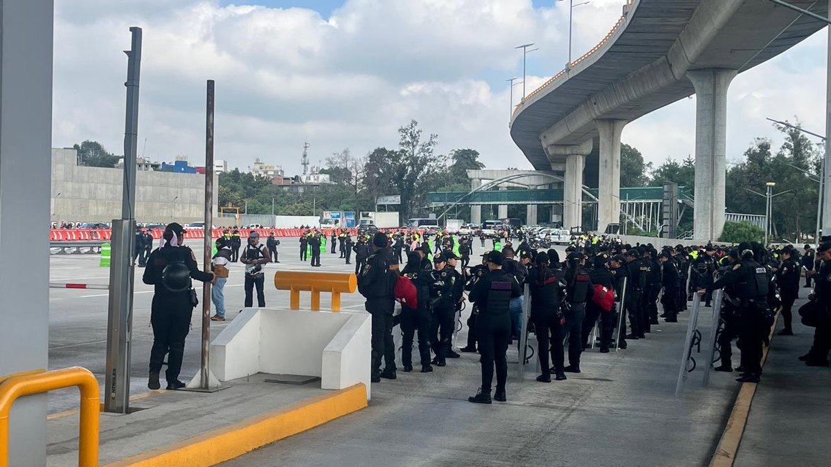 Tlachinollan's tweet photo. #Ayotzinapa12años | Un fuerte dispositivo de seguridad policial esperaba en la caseta de Tlalpan de la CDMX, a las madres y padres de los 43 estudiantes desaparecidos, así como normalistas a 12 años de la desaparición. Después de unos minutos les dieron paso. https://t.co/pFQ0mvmRDY