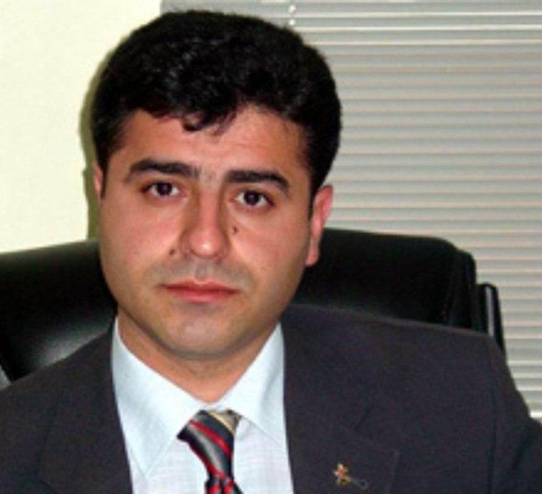HevalBahtiyar21's tweet photo. Selahattin Demirtaş'ın Batı'dan oy toplamak için 2010 yılında benlerini aldırdığı bilgisi doğru bu arada... https://t.co/Tvkc29QkdP