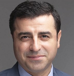 HevalBahtiyar21's tweet photo. Selahattin Demirtaş'ın Batı'dan oy toplamak için 2010 yılında benlerini aldırdığı bilgisi doğru bu arada... https://t.co/Tvkc29QkdP