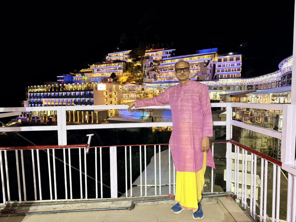 MediaHarshVT's tweet photo. दिव्य दर्शन के बाद माताजी के दरबार में घूमा जा रहा है। आनंद आ रहा है। माताएं सारे दुख-विकार हर लेती हैं। फिर वैष्णो देवी तो जगत माता हैं। माँ के दरबार में यही मांगा कि, स्वस्थ, प्रसन्न रहूँ और हमारे किए से दूसरे भी स्वस्थ, प्रसन्न रहें। घर-परिवार-मित्र-संबंधी सब सुखी रहें और सद्बुद्धि से प्रेरित हों। बहुत सुख का अनुभव हो रहा है। कभी-कभी अपनी प्रतिदिन की झंझटों से पूरी तरह निकलकर ऐसे देखिए, सुखद अहसास होगा। शुभ रात्रि